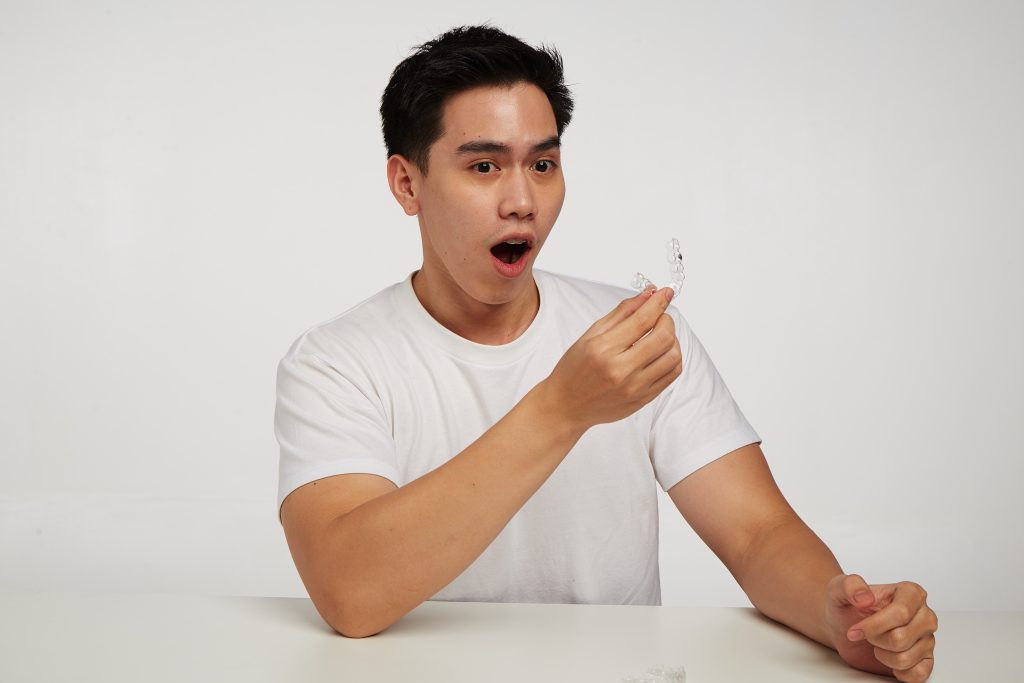 khay niềng răng trong suốt có làm răng lung lay không
