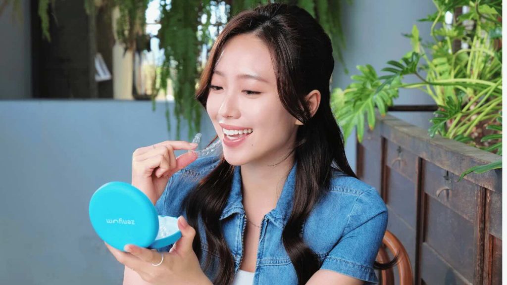 一名女生正在佩戴Zenyum 隱形牙套