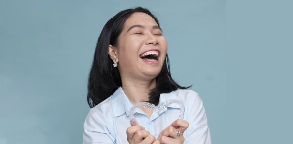Cô gái với khay niềng trong suốt