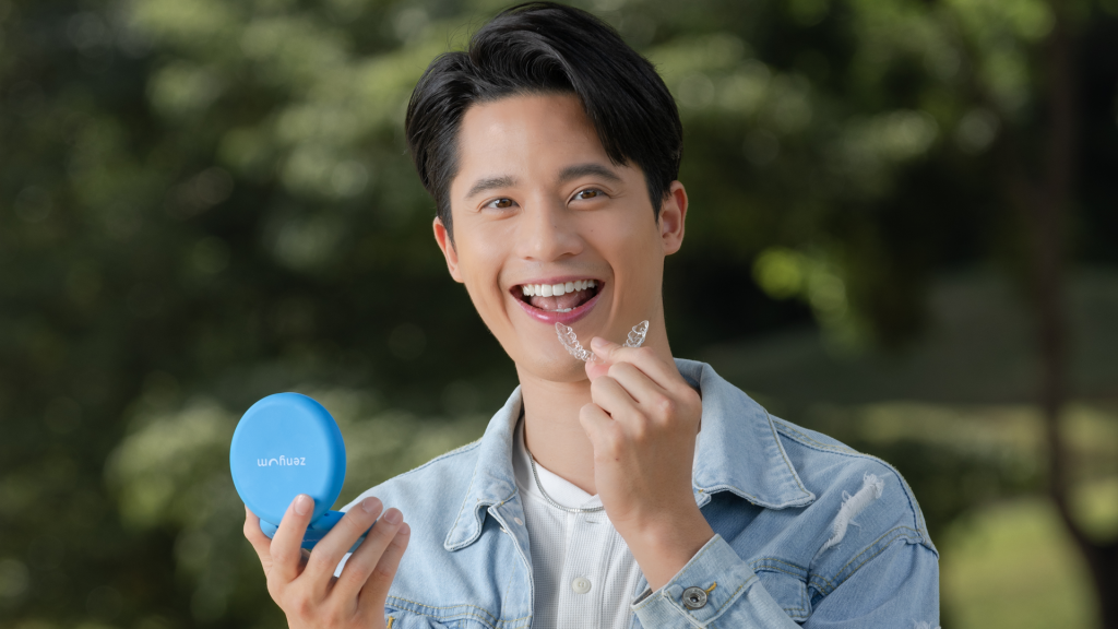 bạn nam cầm khay niềng trong suốt Zenyum