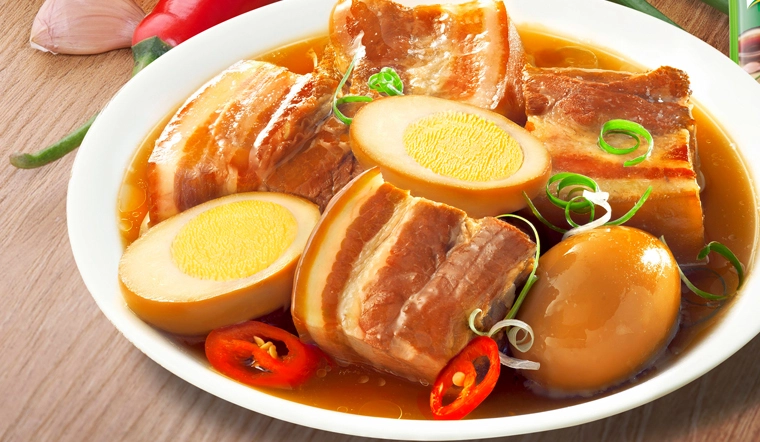 Thịt kho tàu, một trong các món ăn cho người niềng răng