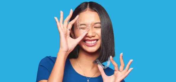 Cô gái với khay niềng trong suốt Zenyum