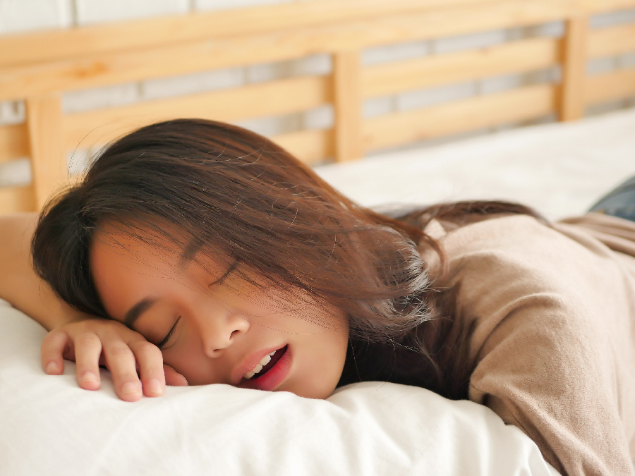 Woman asleep breathing with her mouth open