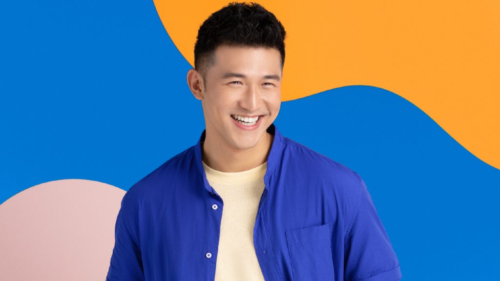 A man in a blue shirt featuring his renewed smile with Zenyum.