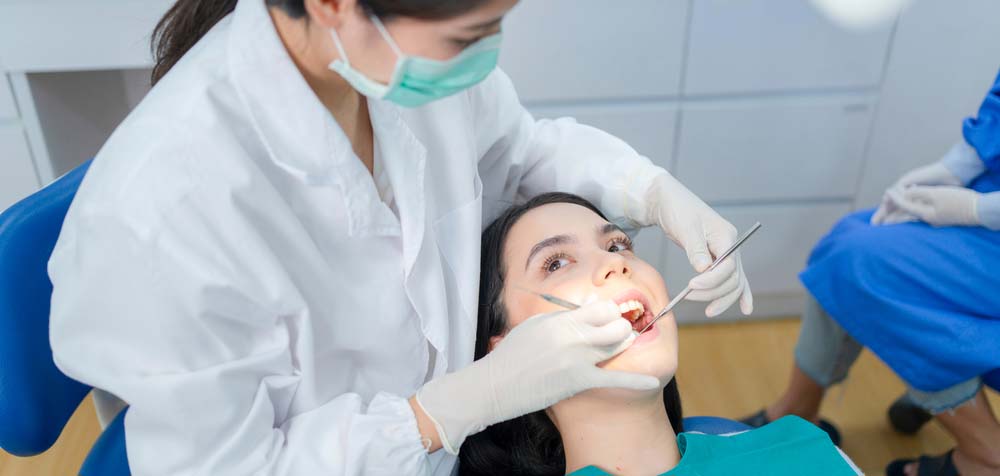 牙醫為患者剝智慧齒