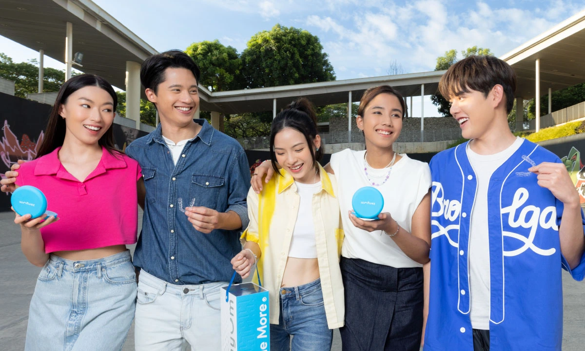 Group of teenagers smiling with Zenyum Invisible Braces