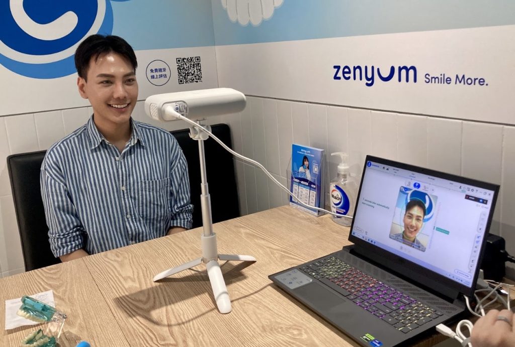 Zenyum 荃灣旗艦店內的 AI 數位化 5D 掃臉儀，顧客正在體驗箍牙效果模擬