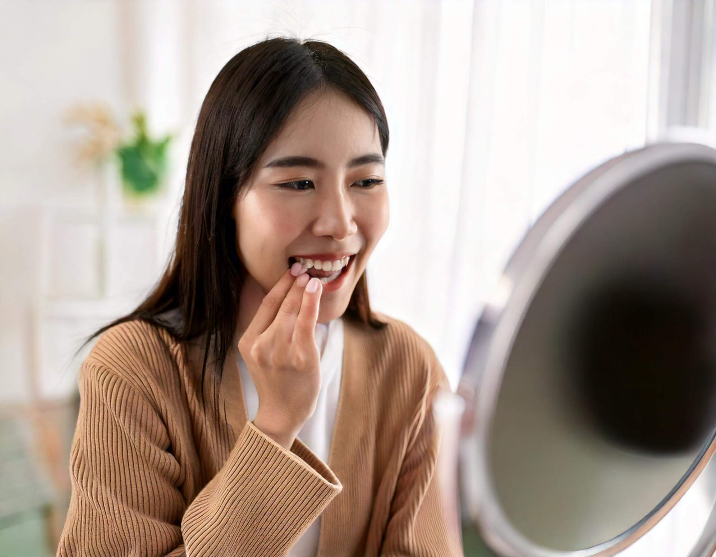 東北亞年輕女性，在照鏡子時，發現自己的有著深咬的狀況，因此看起來有嘴凸的問題