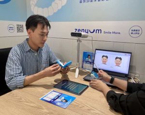 一名客人正在體驗AI 數位化5D 掃臉儀