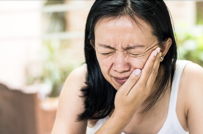 一名女子牙骹痛