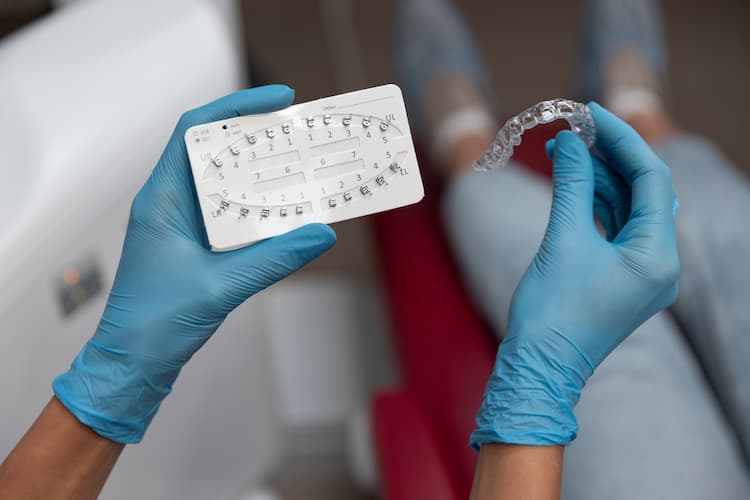 1. 矯正治療（傳統矯正與隱形牙套）